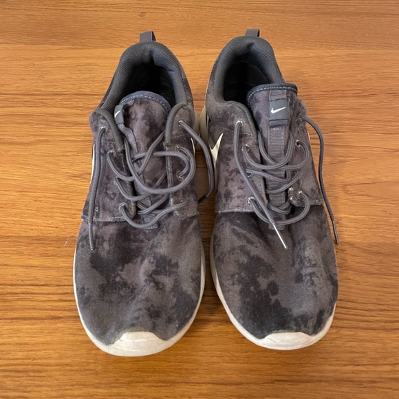 Nike Roshe Run Grey Multi-Color Wolf Print Size 8.5 Running Shoes - Picture 3 of 5